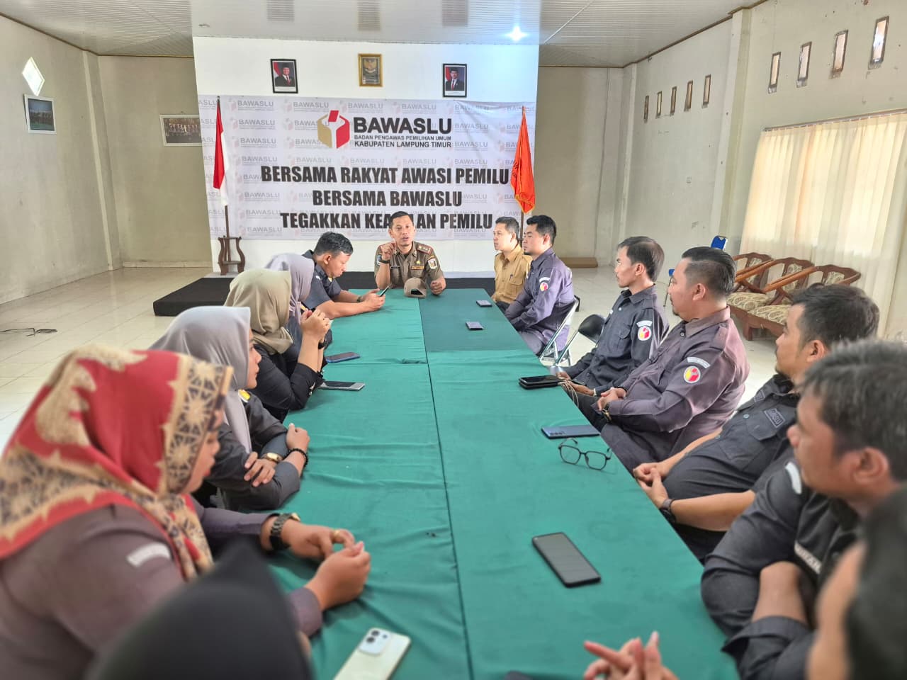 rapat sekretariat Bawaslu Lampung Timur