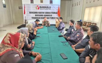rapat sekretariat Bawaslu Lampung Timur